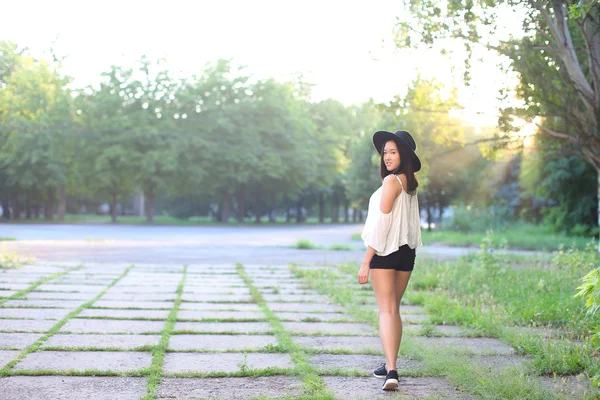 Maravilloso hembra sombrero asiático puesta del sol alegre emociones risa bailando — Foto de Stock