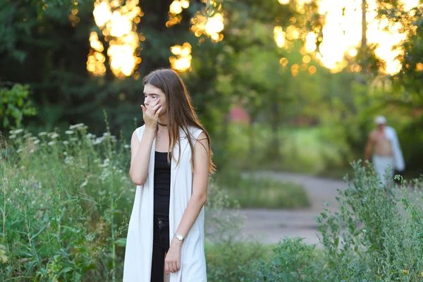 Chica joven en la naturaleza muestra emociones — Foto de Stock