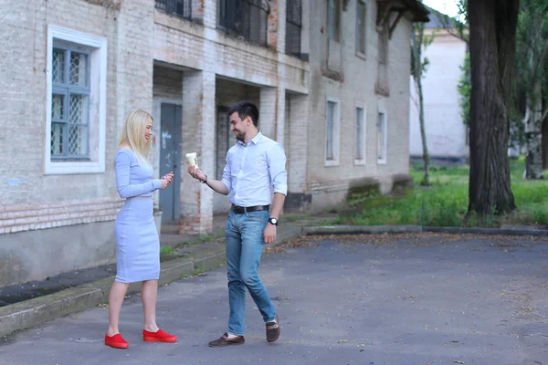 Mens verzorgt brengen koffie aan vrouw — Stockfoto