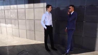 İki iş adamı, yakınındaki Merkezi Office takımı ayakta ve konuşmak