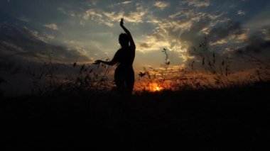 Yoga arka plan günbatımı bulutlar gökyüzü yapıyor siluet bir kız