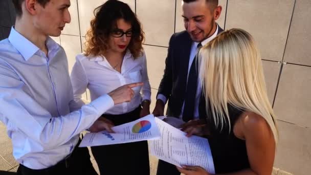 Equipe de negócios que está perto do centro Escritório mantenha documentos para resolver problemas — Vídeo de Stock