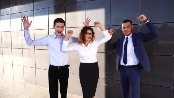 Ritratto felice divertente business team in piedi vicino al centro ufficio guardando la fotocamera — Video Stock