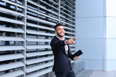 Arap adam gülümseyen iş merkezi standları