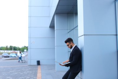 Cool adam Arapça adam dizüstü bilgisayar İşletme Merkezi'nde kullanır.