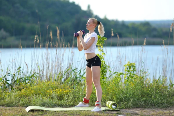 Sportoló nő súlyozott kar lábak edzés outdors — Stock Fotó