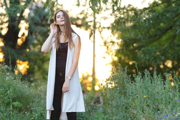 Giovane ragazza sulla natura mostra emozioni — Foto Stock