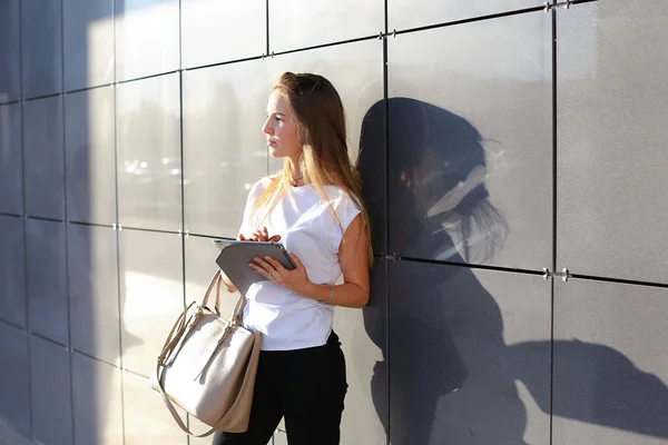 Žena procházení tabletu v obchodním centru — Stock fotografie