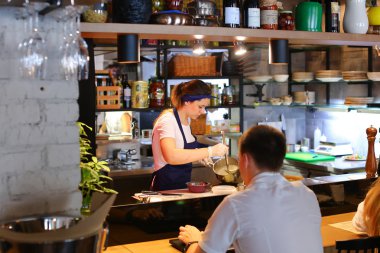 Genç güzel kız cook dökülen kase hazır yemek c eller.
