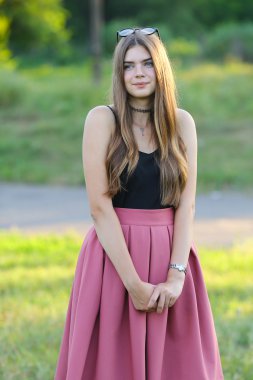 Genç güzel kız duygu zevk zevk mutluluk gösterir