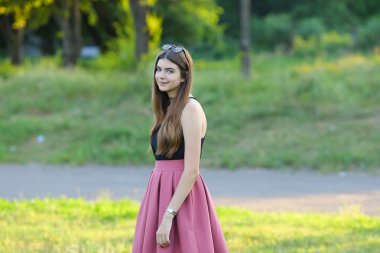 Genç güzel kız duygu zevk zevk mutluluk gösterir