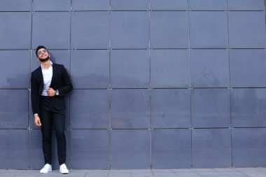 Arap adam yavaş yürüme gülümseyen iş merkezi standları