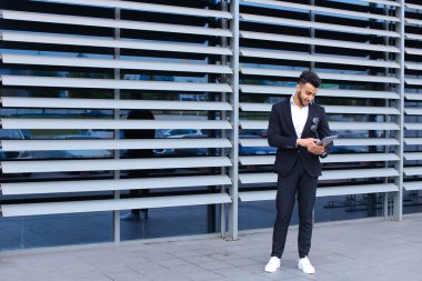 Arap adam gülümseyen iş merkezi standları