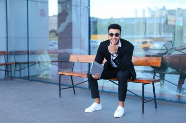 Güneş gözlüğü iş yakınındaki tablet ile Arapça koyar takım elbiseli adam