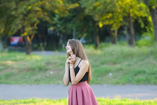 Krásná mladá dívka ukazuje emoce radosti potěšení bliss — Stock fotografie