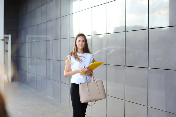 Business woman girl centro de trabalho olhar para documentos — Fotografia de Stock