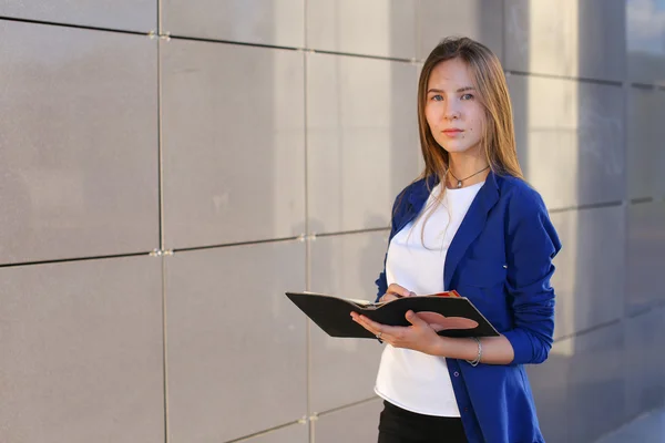 Mano de negocios mujer prensa touchpad teclado portátil — Foto de Stock