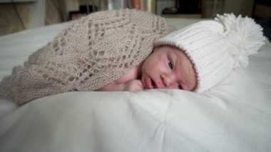 Bebek yeni doğan bebek Lay yatakta örme giyim battaniyeye