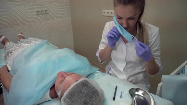 Kosmetyczka stawia na maskę przygotowanie procedury pacjenta rysuje brwi klienta Mikrobleyding stały tatuaż, odtworzenie brwi, mikro pigmentacji — Wideo stockowe