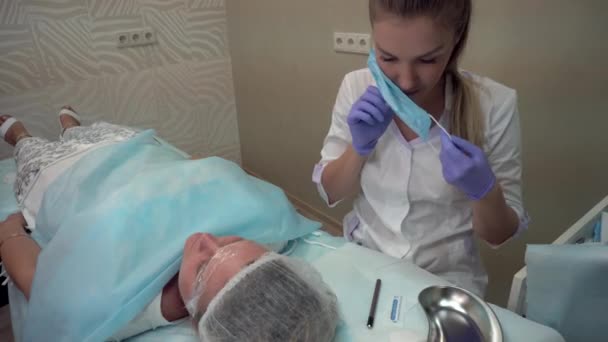 Esteticista pone en procedimiento de la preparación de la máscara paciente dibuja las cejas Mikrobleyding cliente tatuaje permanente, reconstrucción de la ceja, pigmentación micro — Vídeos de Stock