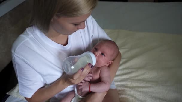 Jovem bela mãe segurar criança recém-nascido — Vídeo de Stock