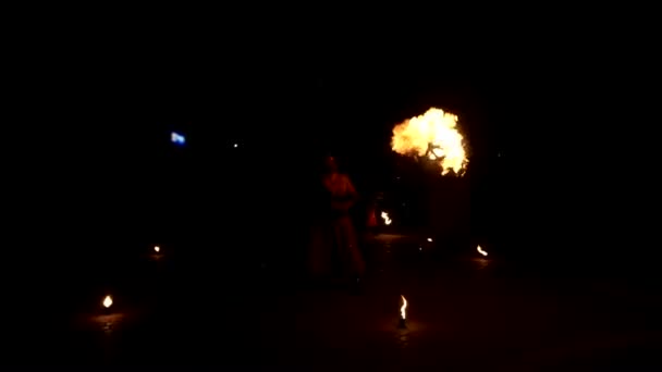 Fire Show artysta ziać ogniem w prezentacji Mroczny Performance w akcji w porze nocnej. Płonące szlaki, niesamowite — Wideo stockowe
