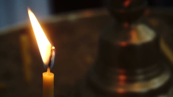 Hot Flames of Candle isolado em preto fundo escuro quarto — Vídeo de Stock