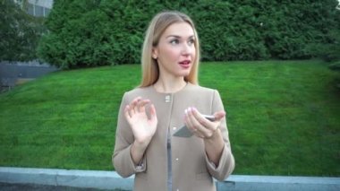 Genç güzel sarışın kadın iletişim basın kullanım Apps akıllı telefon yeşil bitki arka plan