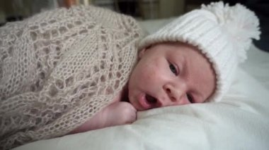 Bebek yeni doğan bebek Lay yatakta örme giyim battaniyeye