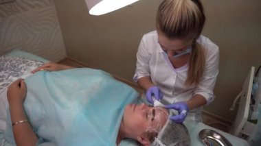 Şevval Özçelik Güzellik yordamı hasta berabere kaşları Mikrobleyding istemci kalıcı dövme, kaş imar, mikro pigmentasyon yapar