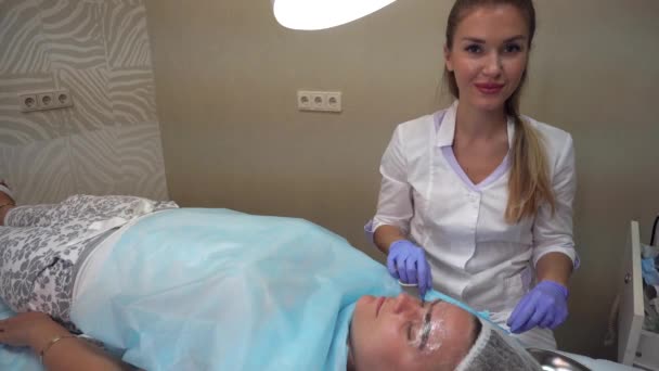 Esteticista hace procedimiento paciente dibuja cejas Mikrobleyding cliente permanente tatuaje, reconstrucción de cejas, pigmentación micro — Vídeos de Stock