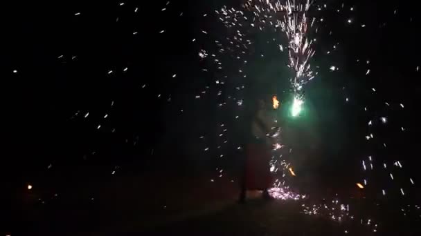 Artistul Fire Show respiră foc în prezentarea Dark Performance în acțiune în timpul nopții. Trasee în flăcări, Uimitor — Videoclip de stoc