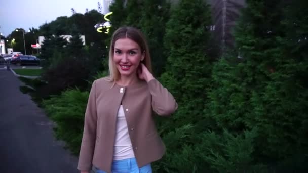 Ung vacker Blond kvinna stående leende promenader runt staden i kväll — Stockvideo
