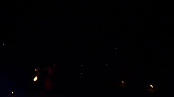 Feuershow-Künstler hauchen Feuer in die dunkle Performance-Präsentation in Aktion in der Nacht. Flammende Wege, erstaunliche — Stockvideo