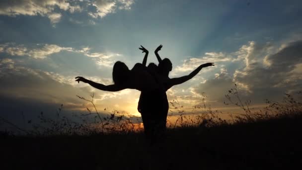 Silhouet van drie meisje doet Yoga achtergrond avondrood wolken — Stockvideo