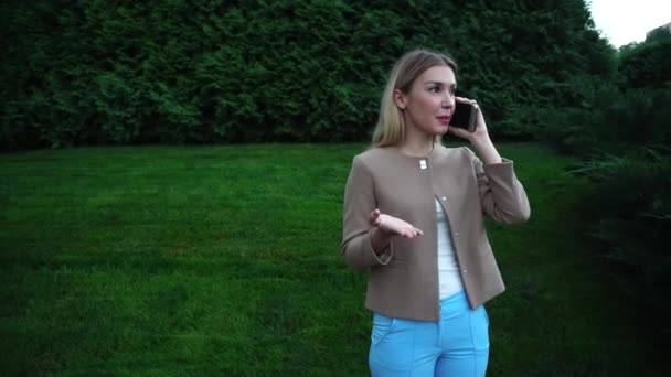 Mladé krásné Blond žena mluví o telefonu zlobí, rozhořčený, vyjádřeno tvrzení — Stock video