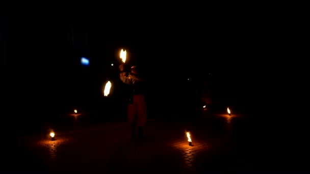 Feuershow-Künstler hauchen Feuer in die dunkle Performance-Präsentation in Aktion in der Nacht. Flammende Wege, erstaunliche — Stockvideo