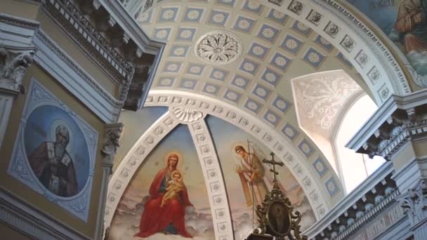Ortodoxa målningar och ikoner i templet, religiösa hus, Sulture — Stockvideo