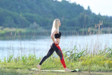 Üst giyiyor press mide egzersiz eğitim genç güzel kadın gösterir.