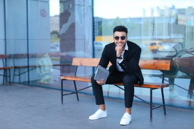 Güneş gözlüğü iş yakınındaki tablet ile Arapça koyar takım elbiseli adam