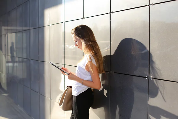 Mujer tableta de navegación en el centro de negocios — Foto de Stock