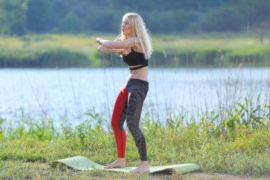 Üst giyiyor mide egzersiz eğitim genç güzel kadın ağız kavgası gösterir sonuç basın