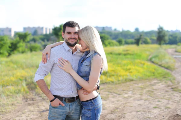 Hermosa pareja de pie en la calle —  Fotos de Stock