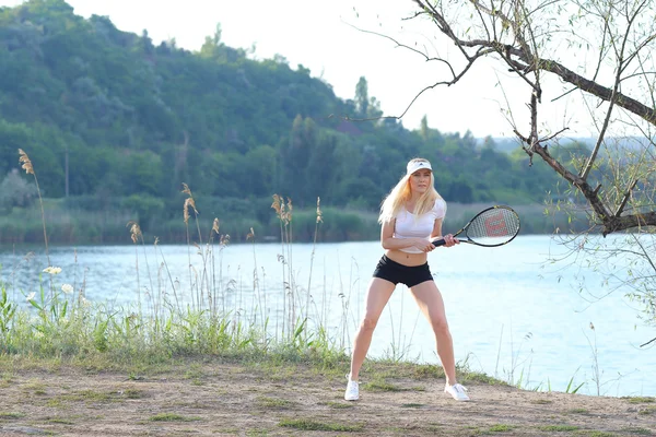 Vrouw met tennis — Stockfoto