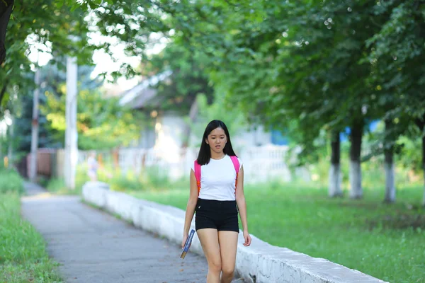 Genç Kız parkta yürüyüş yürüyüş vardır — Stok fotoğraf