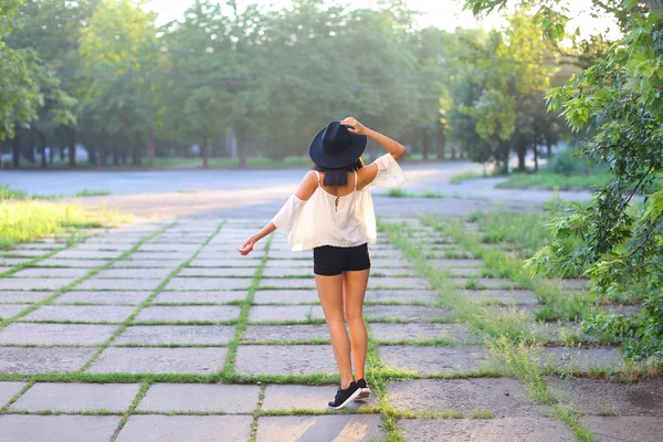 Maravilloso hembra sombrero asiático puesta del sol alegre emociones risa bailando — Foto de Stock