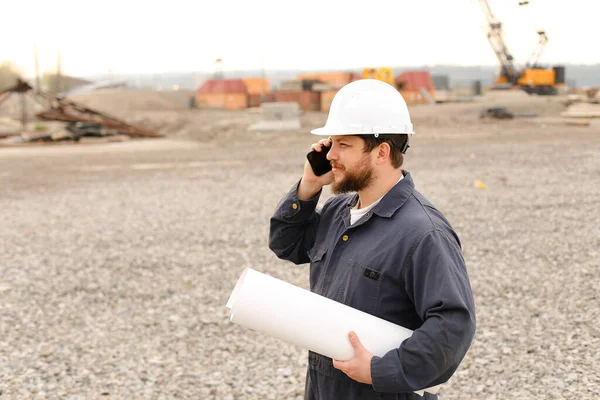 Ευρωπαίος εργοδηγός μιλώντας από το VHF walkie talkie και έγγραφα στο εργοτάξιο. — Φωτογραφία Αρχείου