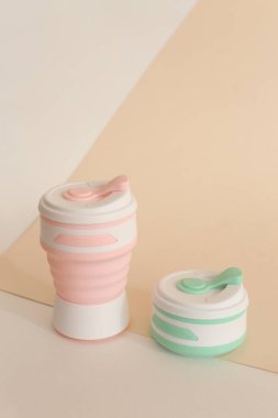 Silikon su için yeniden kullanılabilir şişeler ya da hafif arka planda içecekler.