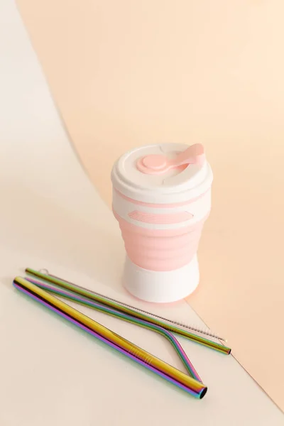 Silicone straw cup with stainless steel straws on beige background. — Stock Photo, Image