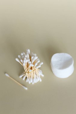 Tahta çubuklu pamuklu çubuklar, arka planda fotokopi alanı olan faşist beyaz pedler..